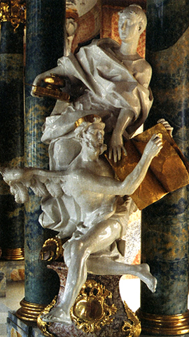 Allegorie der Geschichte: Die Muse Clio hindert Chronos, den Gott der Zeit, Seiten aus dem Buch der Geschichte herauszureissen. Stuckstatue von Dominikus Hermegild Herberger, 1744/45, im Bibliothekssaal des ehem. Klosters Wiblingen. Foto von Joseph Ege, Bad Schussenried.